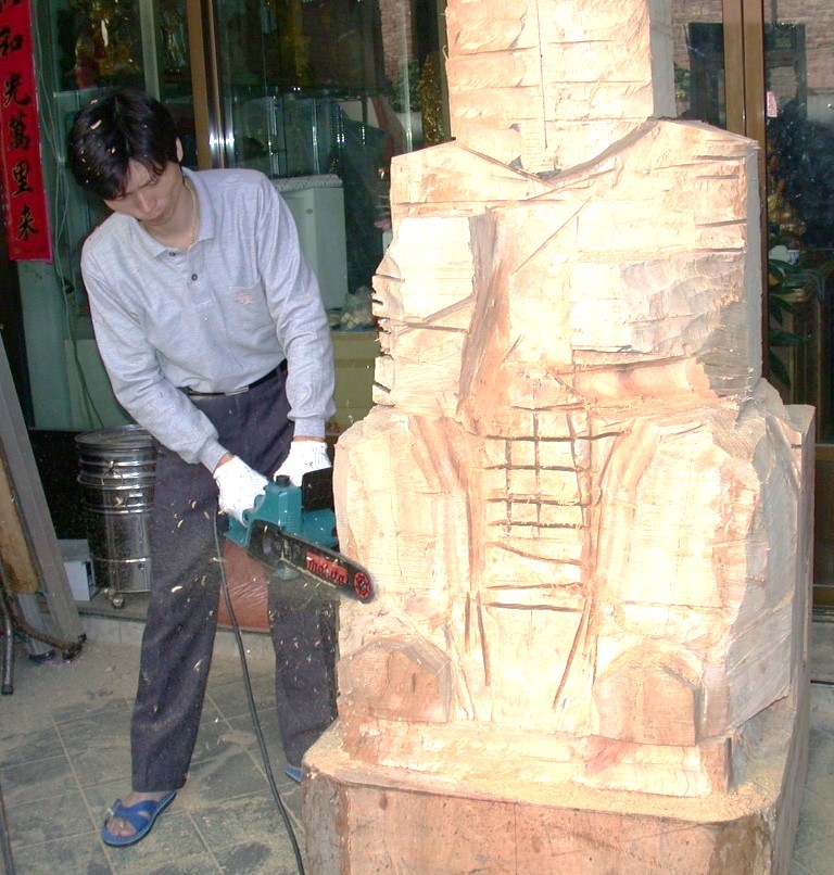 Recently, the wood used for large-scale woodcarving has been difficult to obtain.